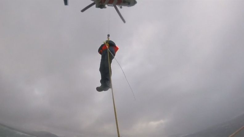 Näin ihmisiä nostettiin helikoptereihin merihädässä olevalta norjalaisalukselta