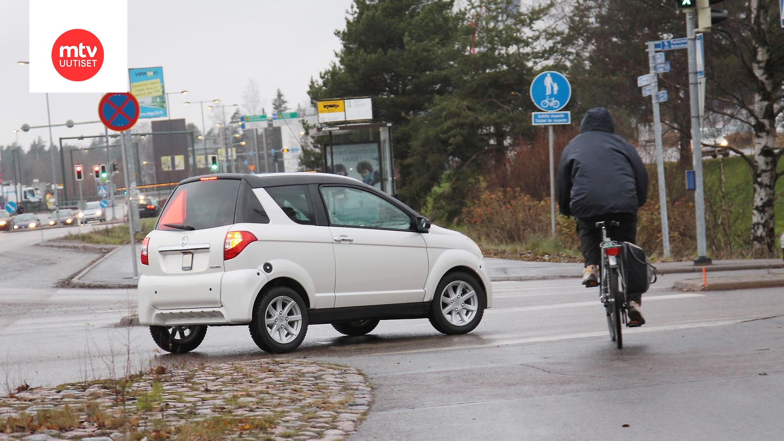 Stop-merkin ja kärkikolmion rinnalle uusi väistämisvelvollisuutta ilmaiseva  liikennemerkki: 