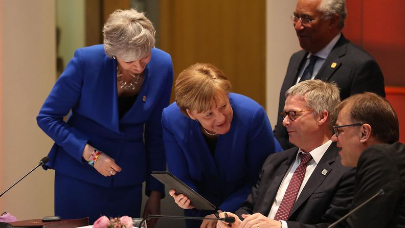 May ja Merkel naureskelevat
