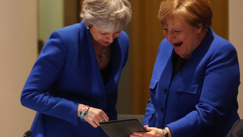 May ja Merkel naureskelevat (1)
