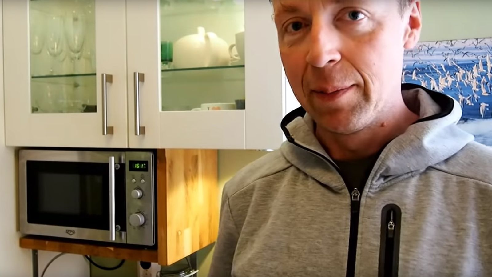 Jussi Halla-ahon yllättävät somepäivitykset jatkuvat – paljastaa  13-minuuttisella videolla tulosillassa mainitsemansa keittoreseptin  tyttärensä avustuksella 