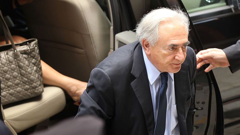       New Yorkissa tuomioistuin on vapauttanut IMF:n ex-johtajan Dominique Strauss-Kahnin kotiarestista odottamaan oikeudenkäyntiä. 