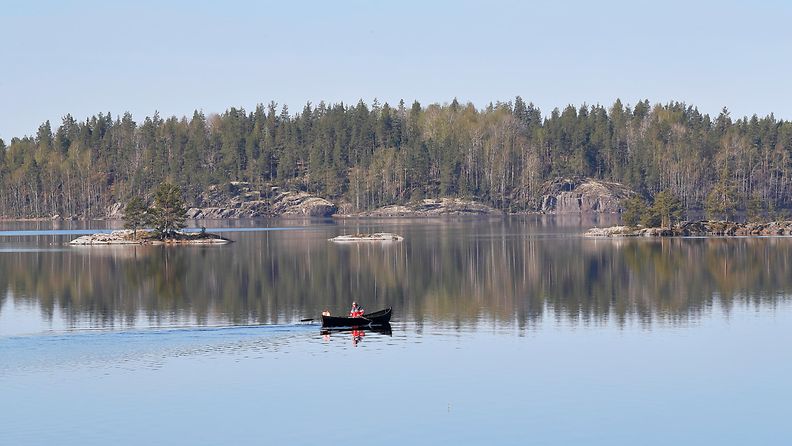 Soutuvene Saimaan latvavesillä Lietvedellä Puumalassa toukokuu 2018