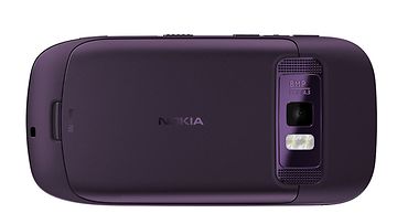 Nokia 701 takakannen puolelta.