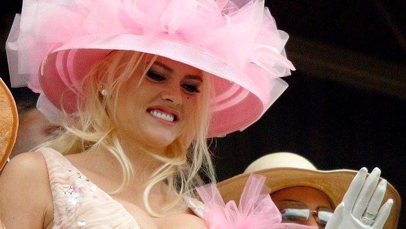 Anna Nicole Smith Kentucky Derbyssä vuonna 2004