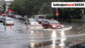 Sade sai useat kadut veden valtaan Helsingin keskustassa.
