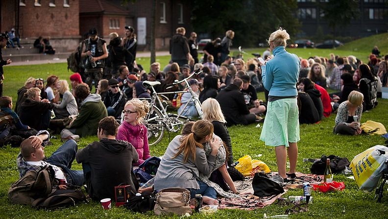 Poliisin mukaan kesälomien päättymistä juhlittiin rauhallisesti Helsingissä. Kuvassa lauantai-illan tunnelmia Helsingin Kalliossa sijaitsevasta Harjun nuorisotalon puistosta.