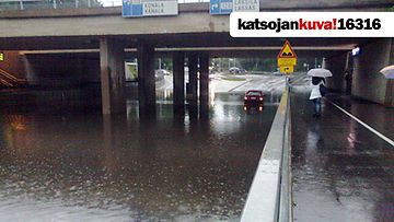 Pitäjänmäen aseman alikulkuun kerääntyi sateen seurauksena vettä ja liikenne pysähtyi täysin.