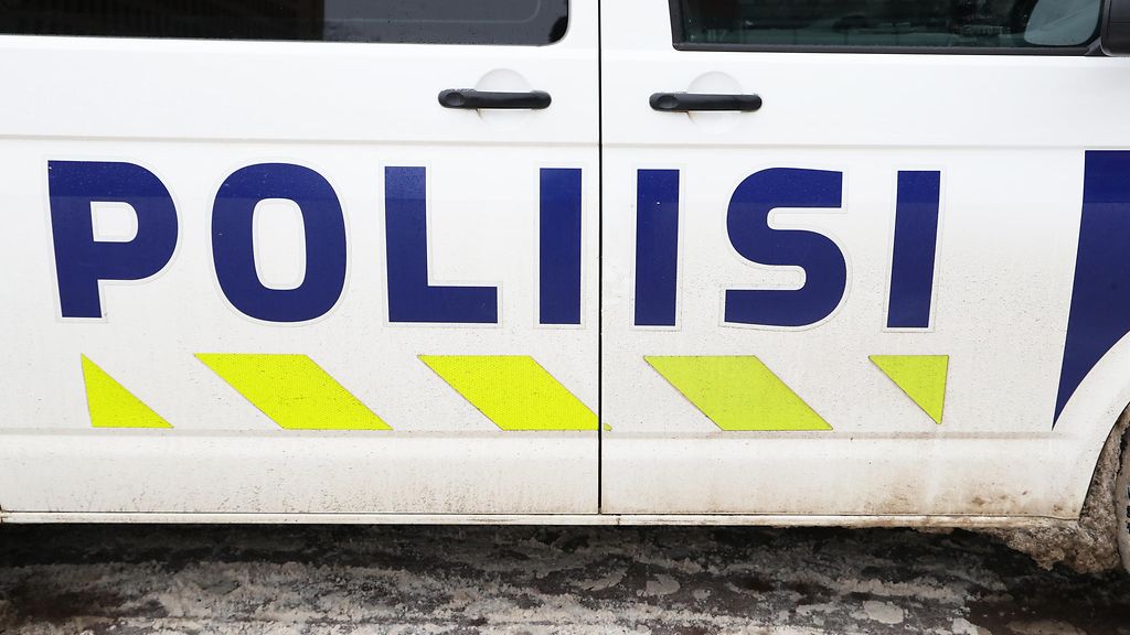 Poliisi tavoittanut Helsingissä kaiteen läpi ajaneen