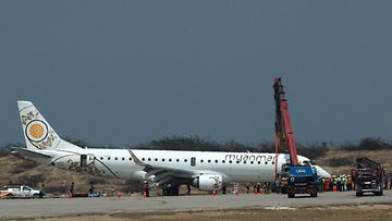 LK Myanmar lentokone lasku takapyörien varassa 12.5.2019 1