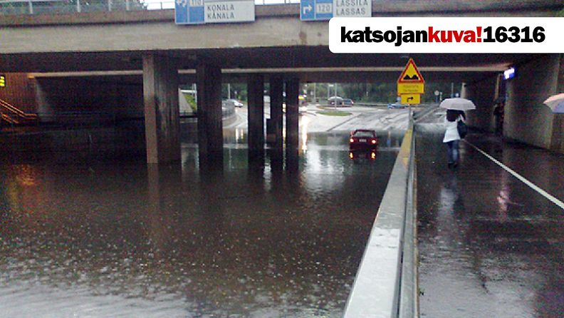 Liikenne pysähtyi täysin Pitäjänmäen aseman alikulkutunnelissa tulvaveden takia.