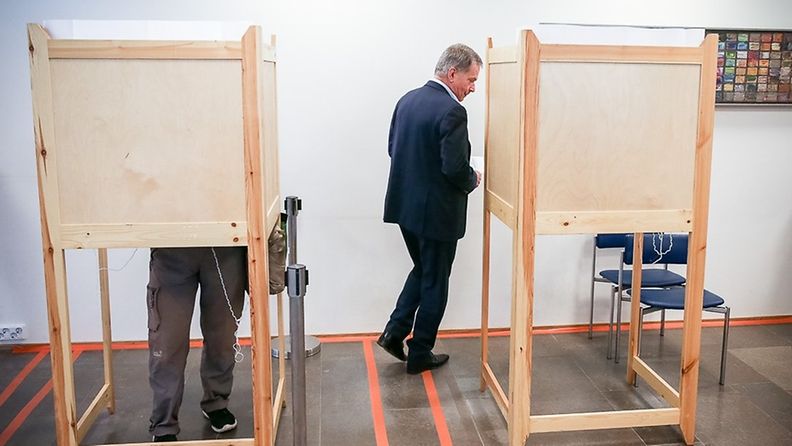 Sauli Niinistö äänestää EU-vaaleissa