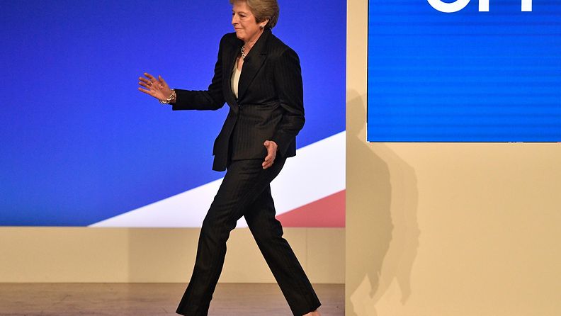 AOP Theresa May tanssi