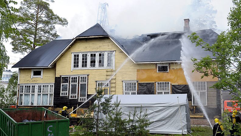 Helsingin Vuosaaressa sijaitseva puutalo Villa Furumo syttyi tuleen lauantaina 28. toukokuuta 2011. 