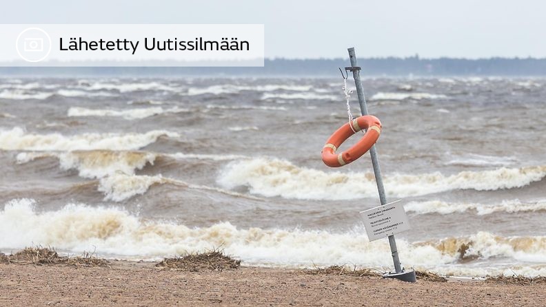 Myrskyinen tuuli heilutteli pelastusrengasta Oulussa perjantaina iltapäivällä meren rannalla. Kuva: Anne Talvensaari.