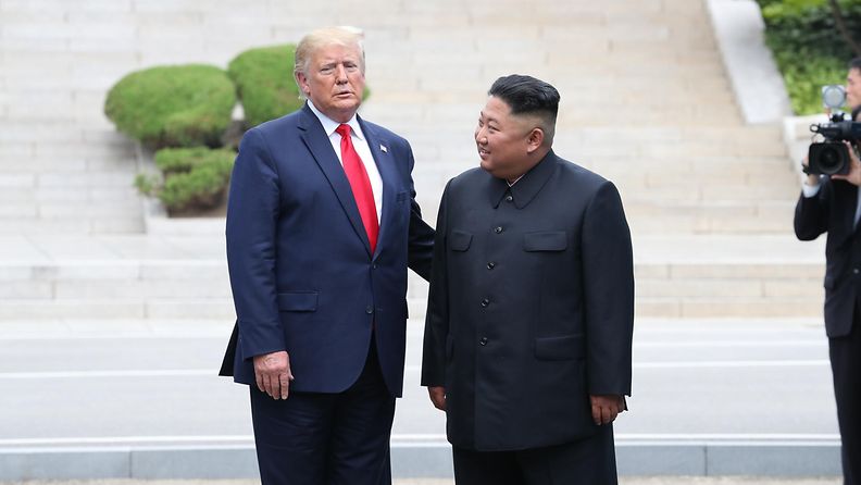 Donald Trump ja Kim Jong-un demilitarisoidulla vyöhykkeellä Etelä- ja Pohjois-Korean rajalla 30.6.2019 1