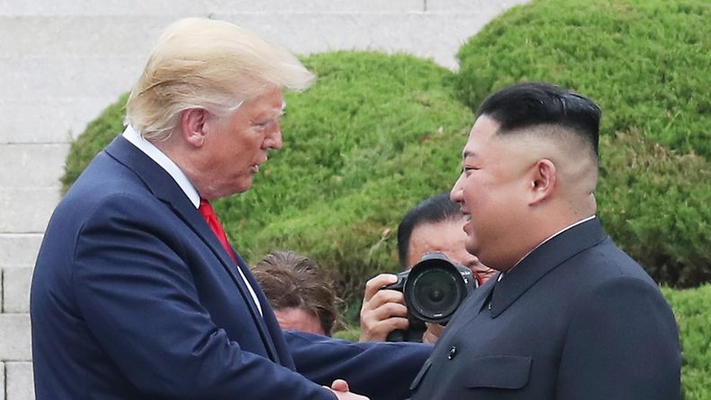 Donald Trump ja Kim Jong-un demilitarisoidulla vyöhykkeellä Etelä- ja Pohjois-Korean rajalla 30.6.2019 3