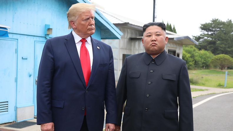 Donald Trump ja Kim Jong-un demilitarisoidulla vyöhykkeellä Etelä- ja Pohjois-Korean rajalla 30.6.2019 4