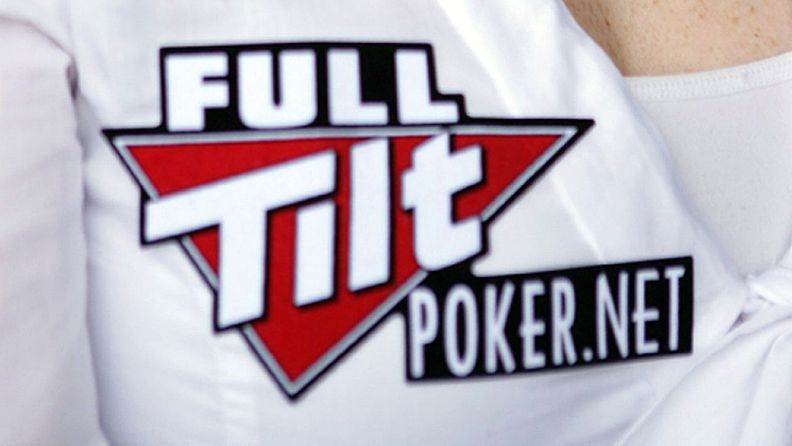 Full Tilt Poker -mainospaita naisen yllä.