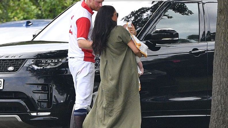 Herttuatar Meghan, prinssi Harry ja Archie poolo-ottelussa heinäkuussa 2019