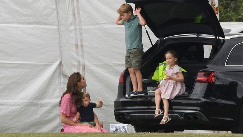 Herttuatar Catherinen perhe poolo-ottelussa heinäkuussa 2019