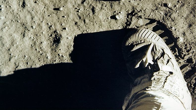 askel Kuu Neil Armstrong