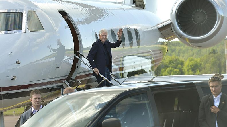 LK Bill Clinton laskeutuu lentokoneesta Maarianhaminassa
