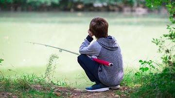 Poika kalastus lapsi kalastaa