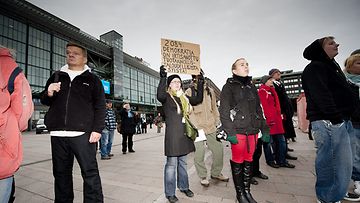 Osallistujia kansalaisaktivistien demokratiatapahtumassa Helsingin Narinkkatorilla 15. lokakuuta 2011.