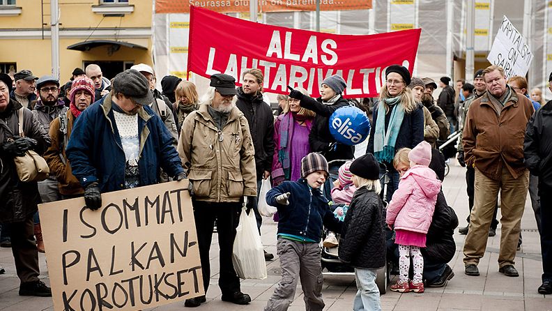 Osallistujia kansalaisaktivistien demokratiatapahtumassa Helsingin Narinkkatorilla 15. lokakuuta 2011.  