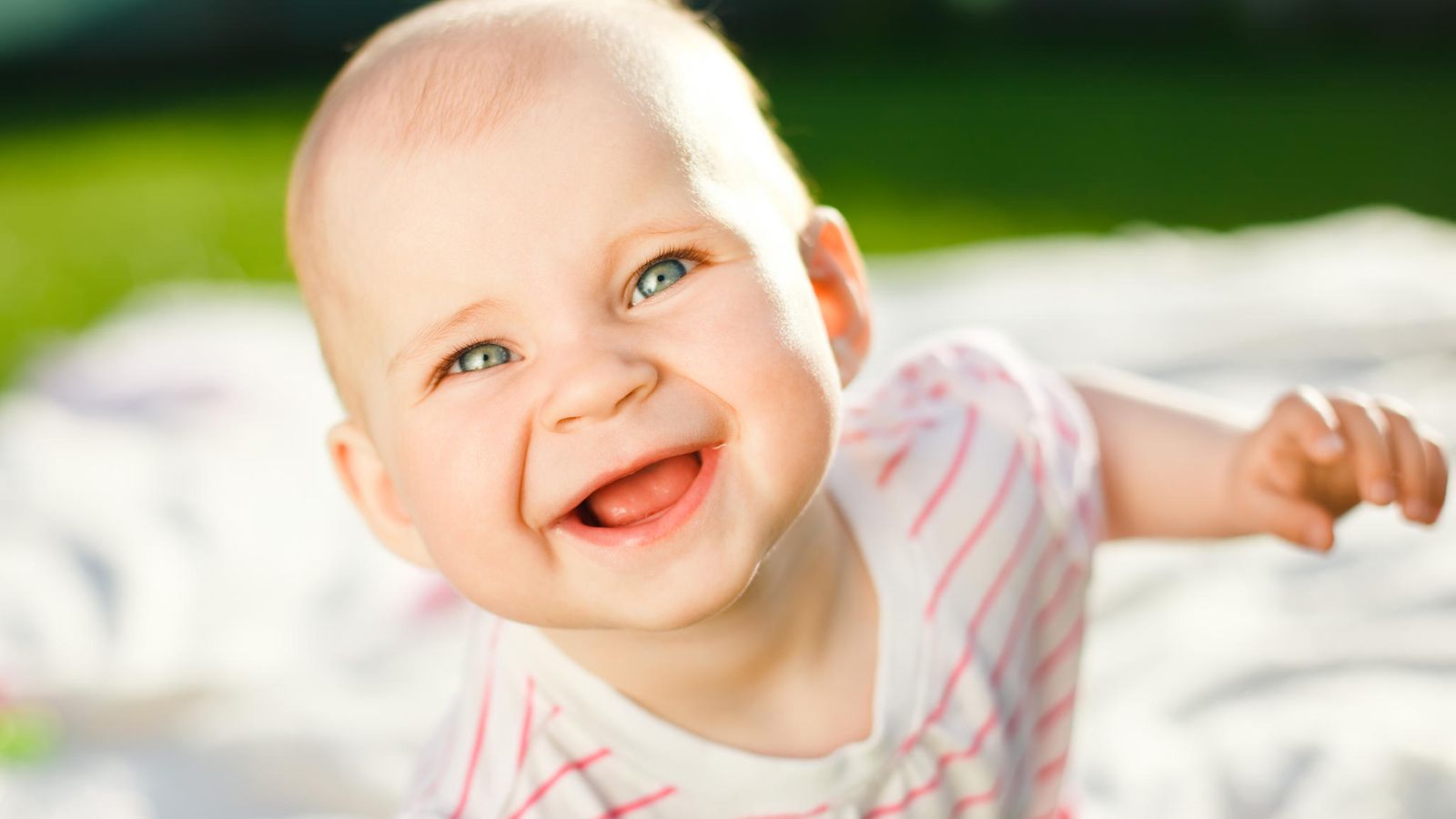 Voitko katsoa hymyilemättä? Ella-vauva jammailee ranskanperuna kädessään –  suloista videota on katsottu jo yli 20 miljoonaa kertaa! 