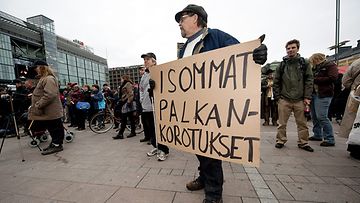 Osallistujia kansalaisaktivistien demokratiatapahtumassa Helsingin Narinkkatorilla 15. lokakuuta 2011.  