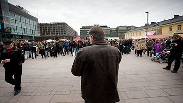 Osallistujia kansalaisaktivistien demokratiatapahtumassa Helsingin Narinkkatorilla 15. lokakuuta 2011. 