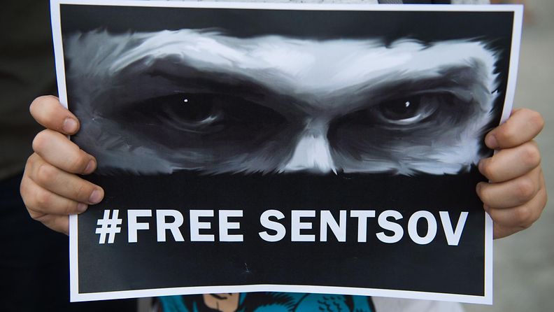 Ihmiset ovat vaatineet ukrainalaisen ohjaajan, Oleg Sentsovin vapauttamista.