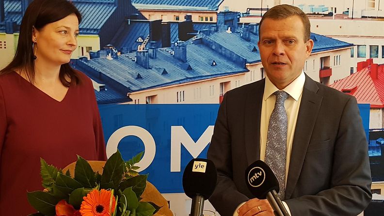 Kokoomuksen uusi puoluesihteeri Kristiina Kokko, koulutukseltaan teologi, puoluejohtaja Petteri Orpon seurassa.