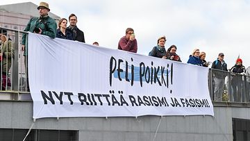 Rasisminvastainen Peli poikki! Rikotaan hiljaisuus -mielenosoitus keräsi Helsinkiin 15 000 osallistujaa syyskuu 2016