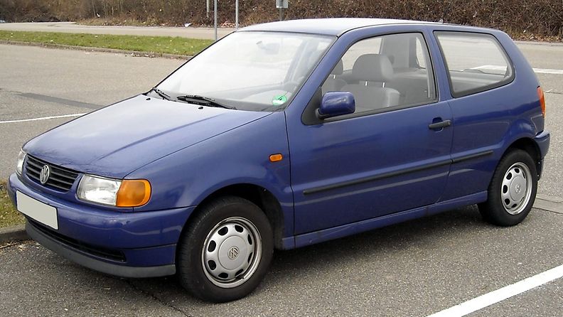 Janne Berg oli liikkeellä kuvan kaltaisella Volkswagen Pololla. Bergin käyttämä auto on väriltään enemmän violettisävyinen, ja sen etulokasuojat ovat mustaa muovia.