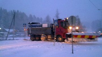 Aura-auto jäi jumiin keskelle tietä Rymättylässä.