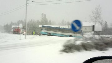 Bussi ojaan Vahdolla Varsinais-Suomessa. 