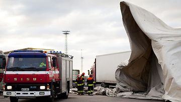 Palomiehet korjaavat hajonneen kuplahallin pressua kuorma-autojen päältä Helsingissä, 26. joulukuuta 2011. 
