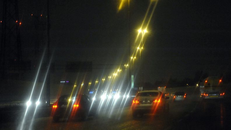 Ajokeli oli perjantai-iltana 9. joulukuuta 2011 sateinen talven ensimmäisen myräkän jäljiltä, kuva Vantaalta Kehä III:lta. 