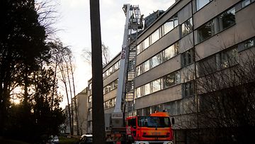 Palomiehet korjaavat hajonnutta kattoa Lauttasaaressa Helsingissä, 26. joulukuuta 2011. 