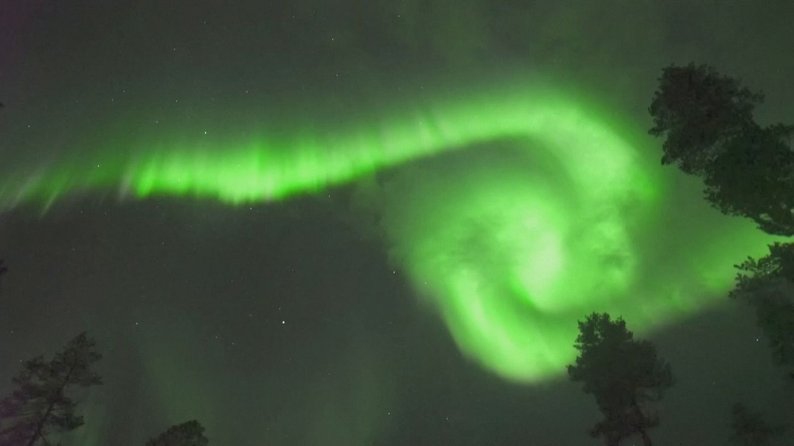 Lumoava näytös taivaalla! Katso miten revontulet tanssivat Suomen yllä  viime yönä 