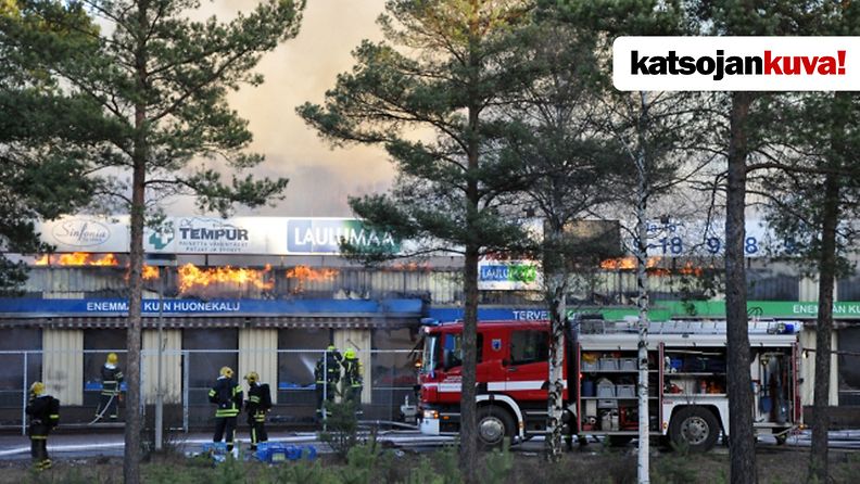 Huonekaluhalli palaa Harjavallassa. Pelastuslaitos sai tiedon Ratalankadulla sijaitsevassa Marttilan huonekaluhallissa syttyneestä tulesta tapaninpäivänä kello 10.40.