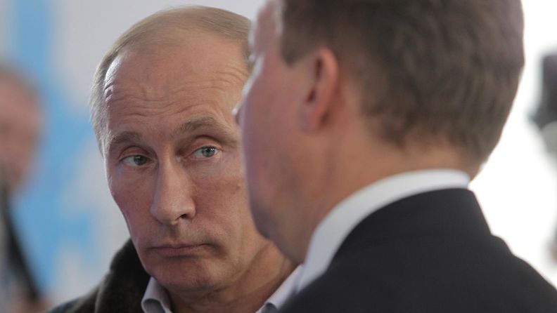 Putin katselee
