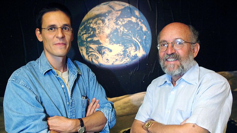 Sveitsiläiset kosmologit Didier Queloz ja Michel Mayor