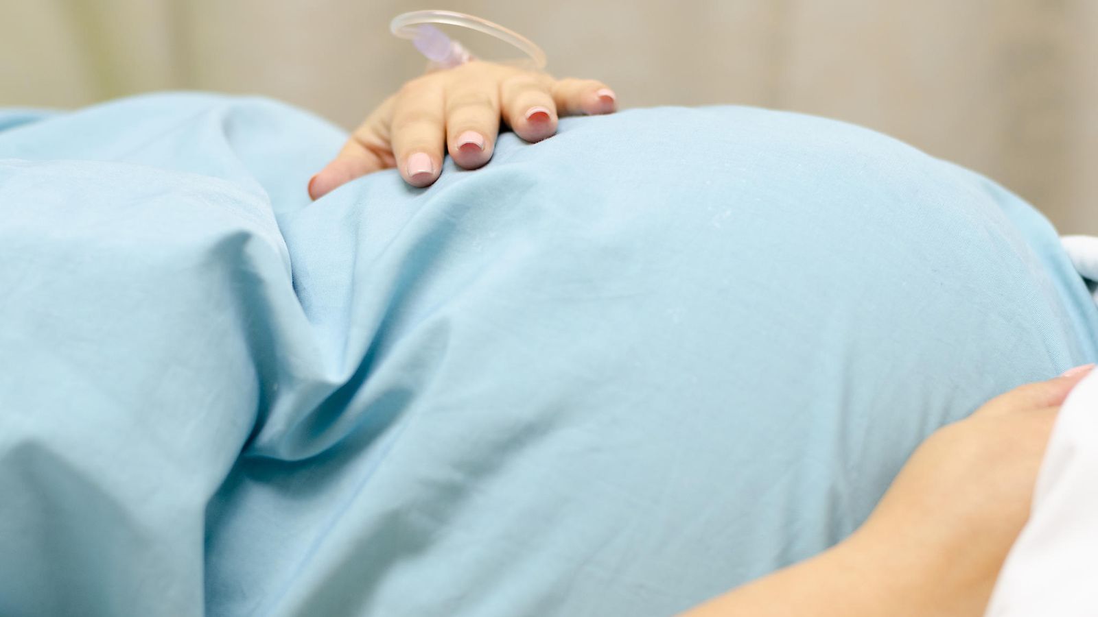 Naiselle tehtiin keisarileikkaus ilman puudutusta – ei halunnut edes nähdä  vastasyntynyttä lastaan: 