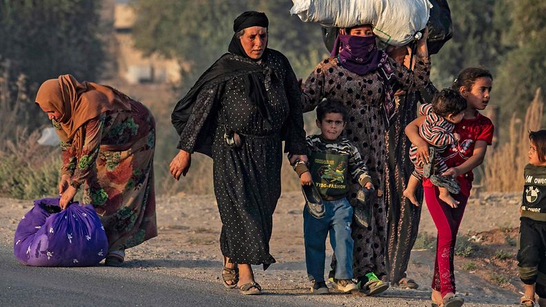 siviilejä pakenemassa Ras al-Ain Pohjois-Syyria 9.10.2019 2