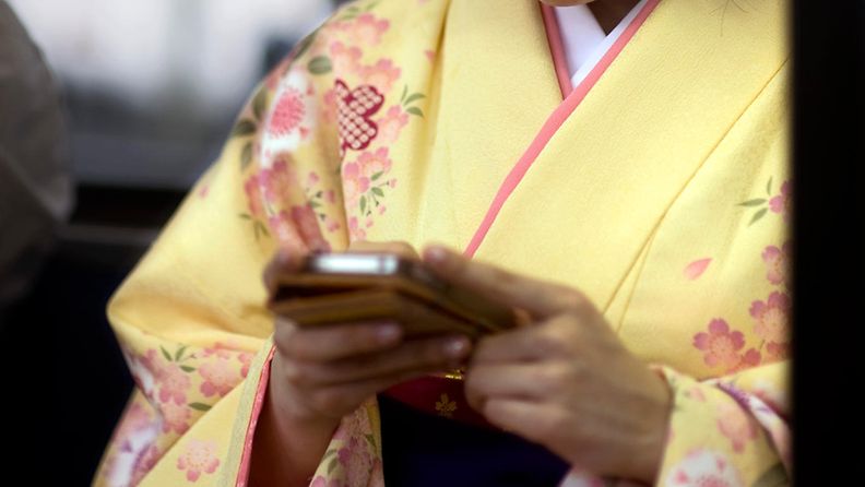 AOP japani nainen kimono älypuhelin 26.00123908