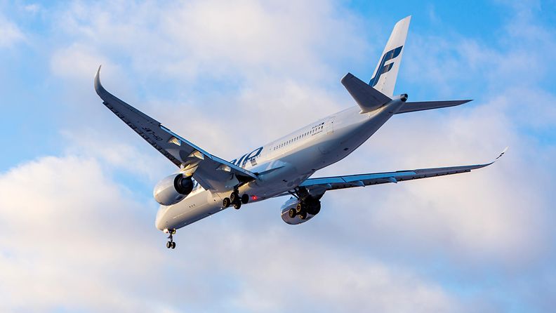 Finnair kone laskeutumassa kuvituskuva